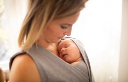 על היתרונות שבמגע עור לעור בין האם לתינוק